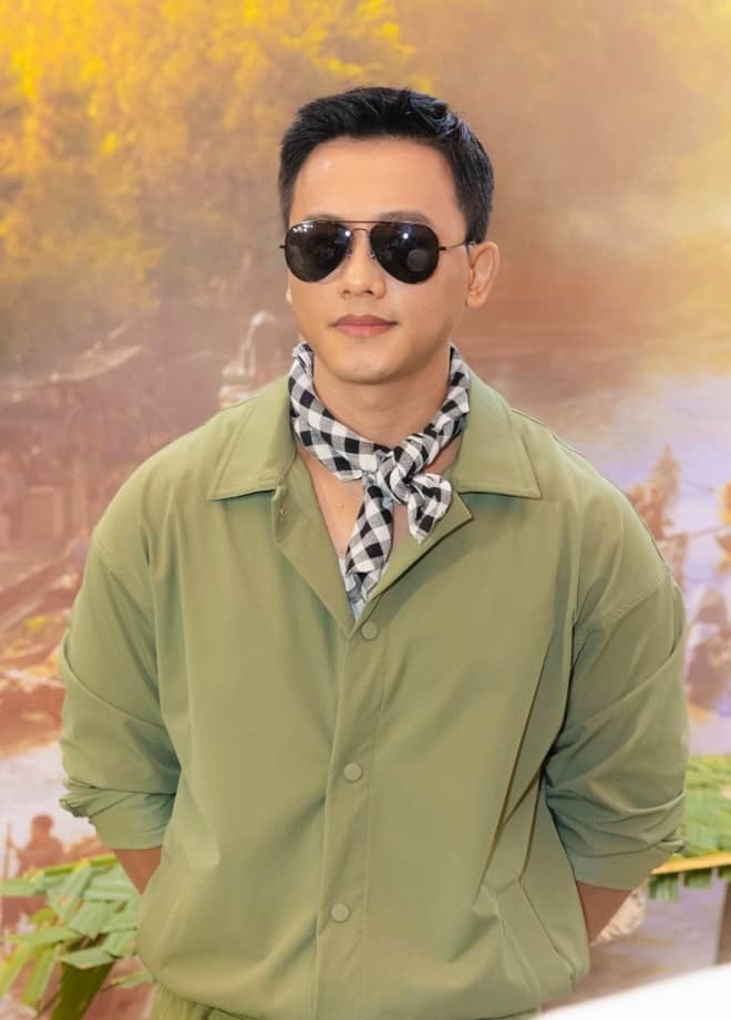 Phong cách thời trang cực ấn tượng của Mai Tài Phến ở buổi họp báo. Ảnh: FBNV Phong cách thời trang cực ấn tượng của Mai Tài Phến ở buổi họp báo. Ảnh: FBNV
