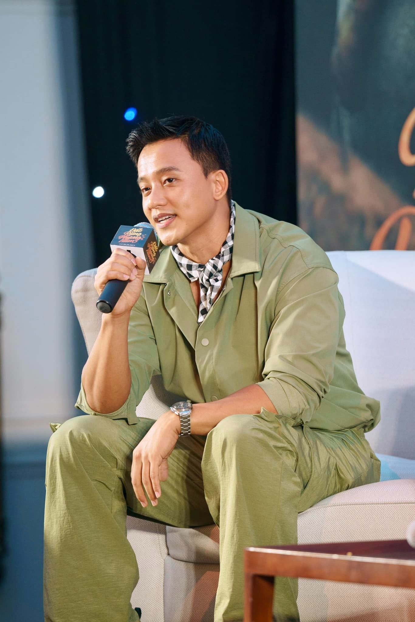 Diện mạo bảnh bao của Mai Tài Phến tại buổi họp báo. Ảnh: FBNV