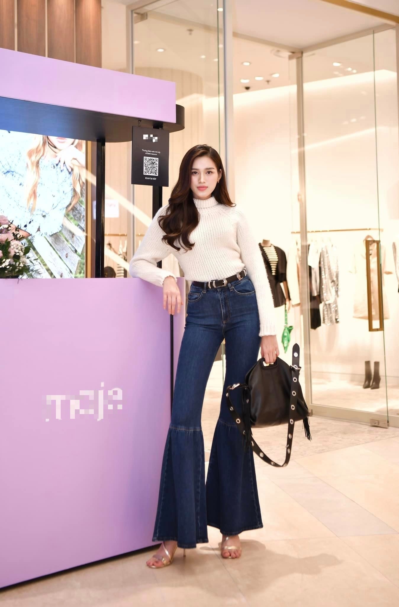 Lên đồ lạ mắt, Đỗ Thị Hà vẫn khoe khéo được đôi chân 'kiếm Nhật' cực phẩm - Ảnh 1 Lên đồ lạ mắt, Đỗ Thị Hà vẫn khoe khéo được đôi chân 'kiếm Nhật' cực phẩm - Ảnh 1