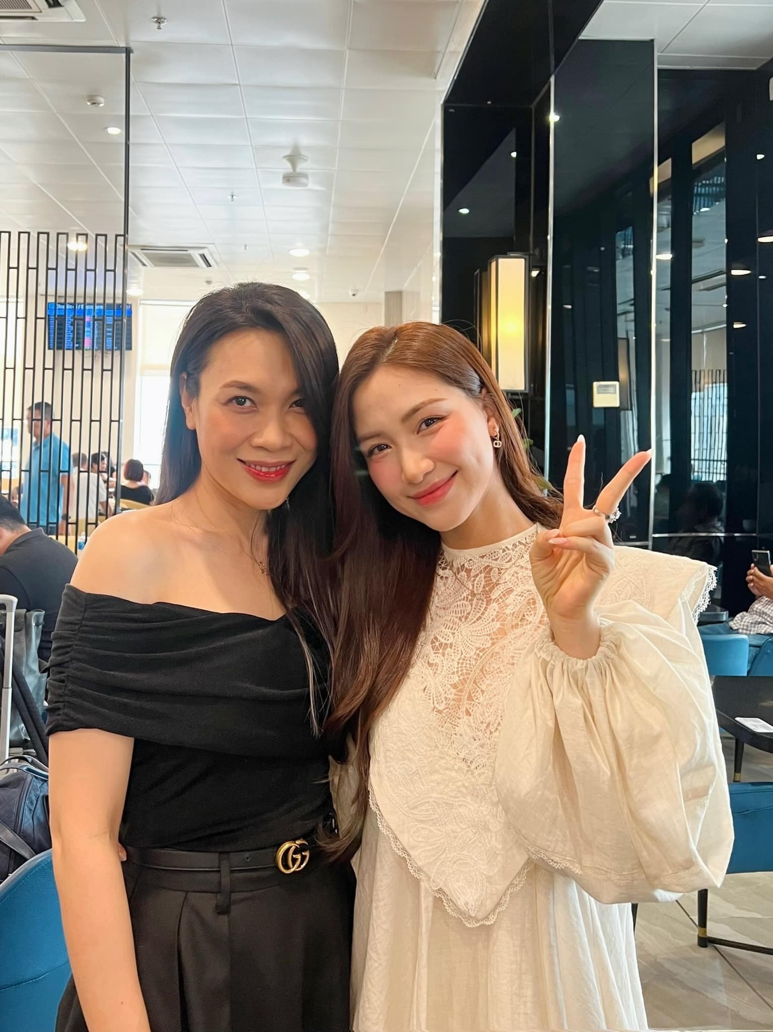  Hòa Minzy chung khung hình với Mỹ Tâm. Ảnh: FBNV