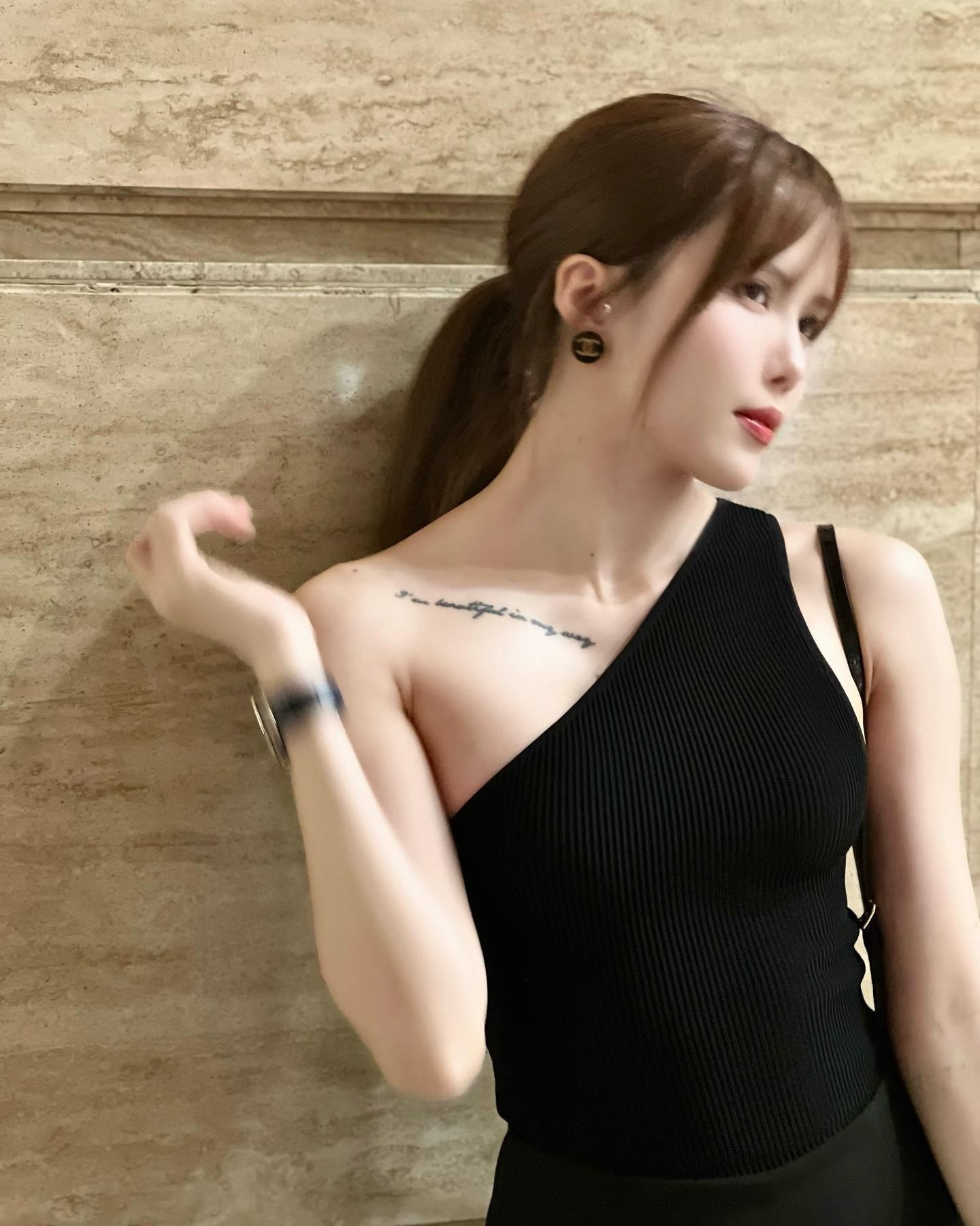 Sau hình ảnh khoe dáng 'khét lẹt', Thiều Bảo Trâm tiếp tục 'đốn tim' CDM bằng loạt hình sang chảnh - Ảnh 5