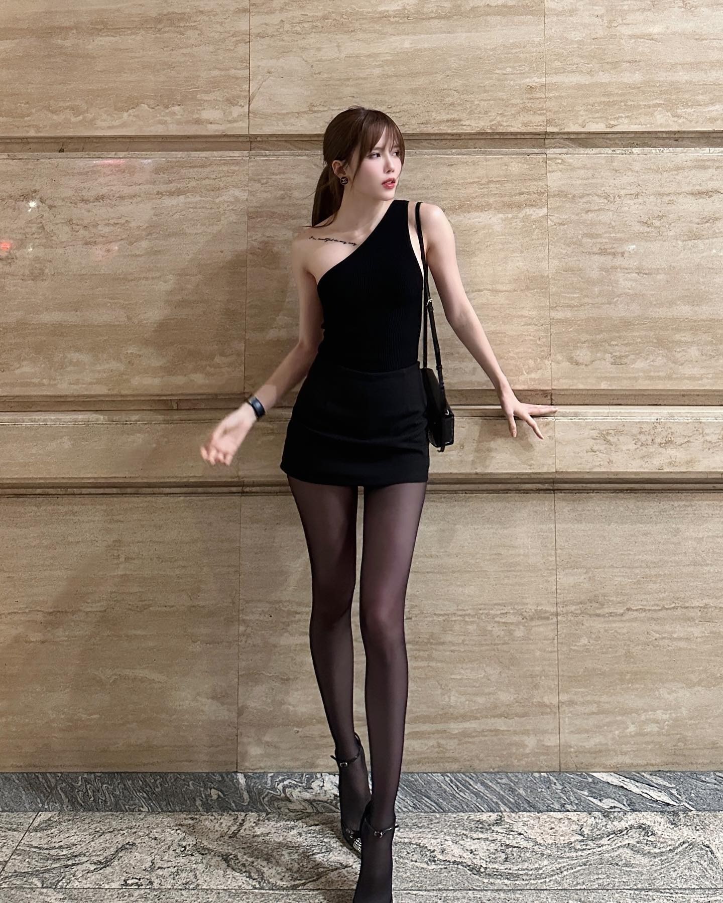 Sau hình ảnh khoe dáng 'khét lẹt', Thiều Bảo Trâm tiếp tục 'đốn tim' CDM bằng loạt hình sang chảnh - Ảnh 4