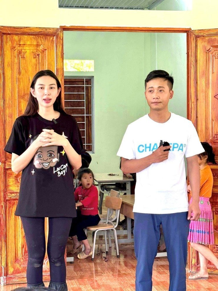 Thùy Tiên và Quang Linh Vlog trong chuyến từ thiện mới đây. Ảnh: Internet Thùy Tiên và Quang Linh Vlog trong chuyến từ thiện mới đây. Ảnh: Internet