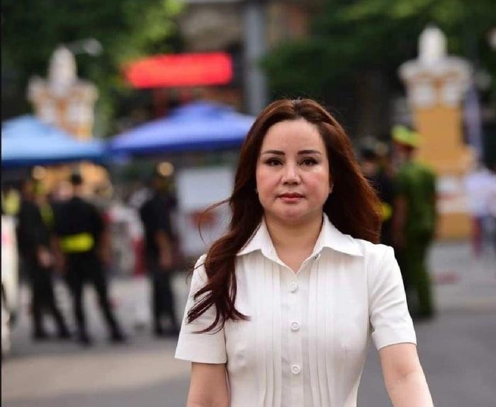 Vy Oanh khoe nhan sắc thật sự sau hình ảnh qua camera thường gây xôn xao - Ảnh 3 Vy Oanh khoe nhan sắc thật sự sau hình ảnh qua camera thường gây xôn xao - Ảnh 3