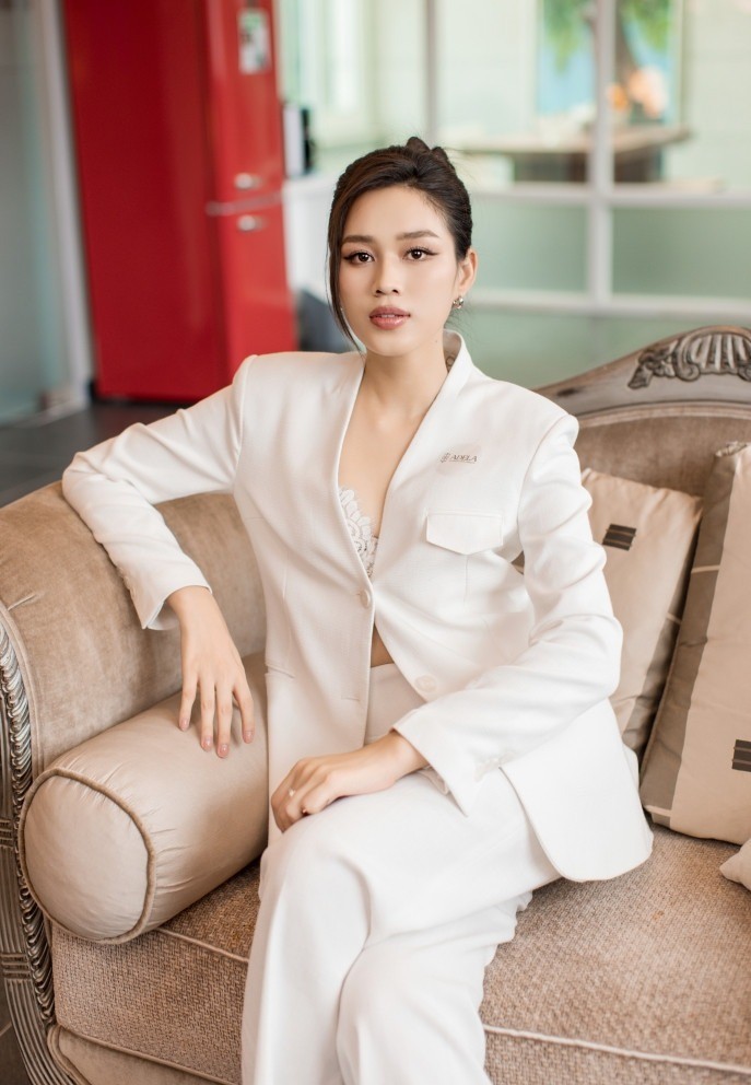 Phong thái tổng tài của Đỗ Thị Hà. Ảnh: Internet