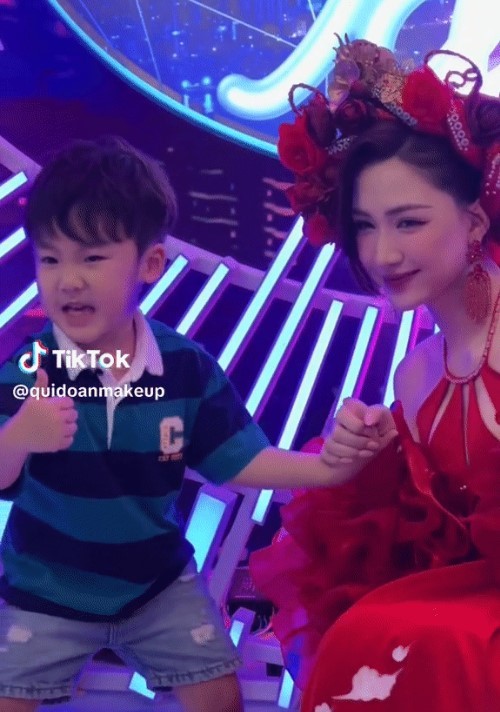 Bé Bo tạo dáng đáng yu. Ảnh: Chụp màn hình Bé Bo tạo dáng đáng yu. Ảnh: Chụp màn hình