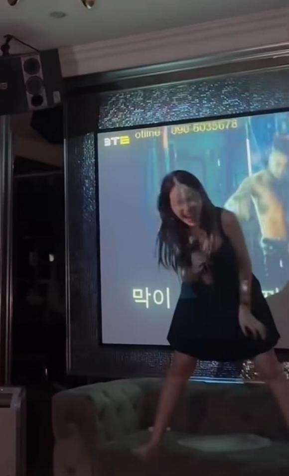 Hòa Minzy có màn trình diễn thú vị. Ảnh: Chụp màn hình Hòa Minzy có màn trình diễn thú vị. Ảnh: Chụp màn hình
