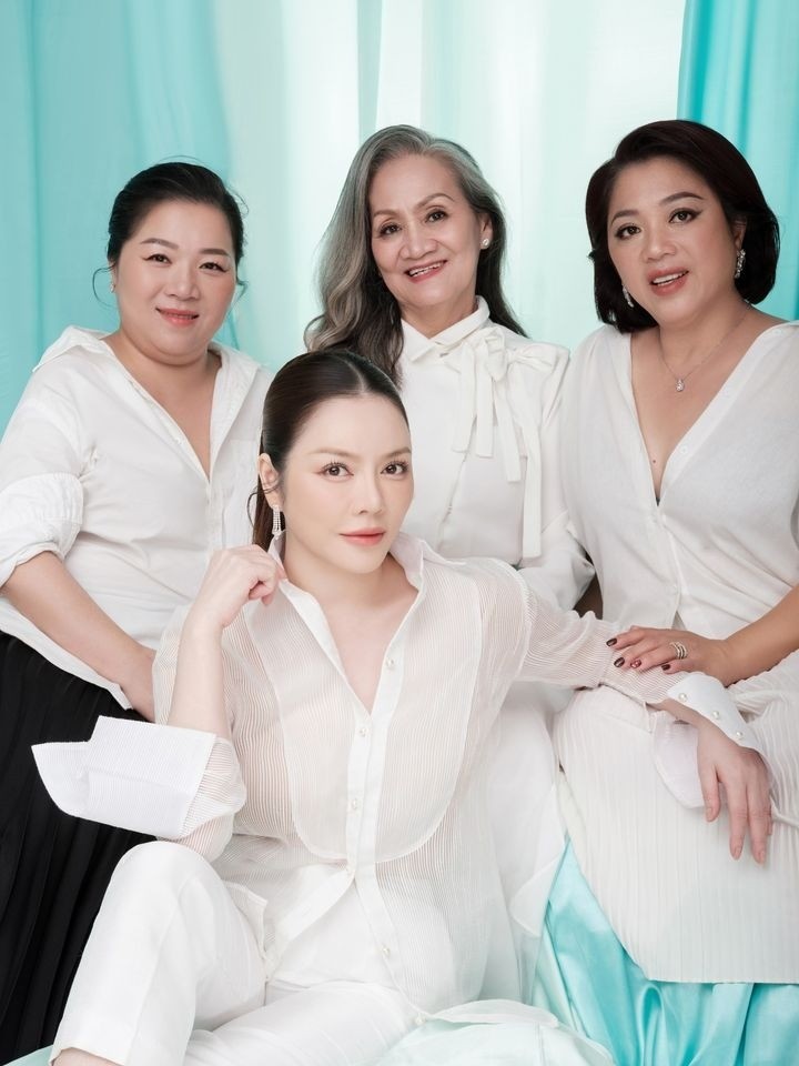 Lý Nhã Kỳ tung ảnh gia đình đón Tết đoàn viên: Dung mạo đấng sinh thành gây chú ý - Ảnh 3 Lý Nhã Kỳ tung ảnh gia đình đón Tết đoàn viên: Dung mạo đấng sinh thành gây chú ý - Ảnh 3