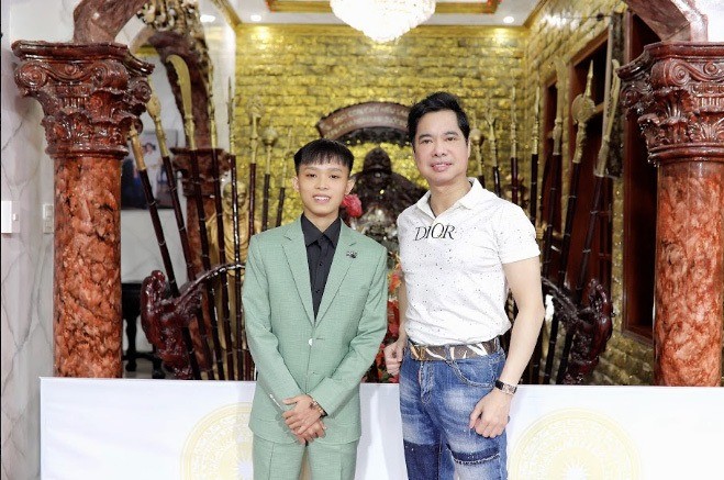 Hồ Văn Cường được Ngọc Sơn nâng đỡ bước đường sự nghiệp. Ảnh: Internet Hồ Văn Cường được Ngọc Sơn nâng đỡ bước đường sự nghiệp. Ảnh: Internet