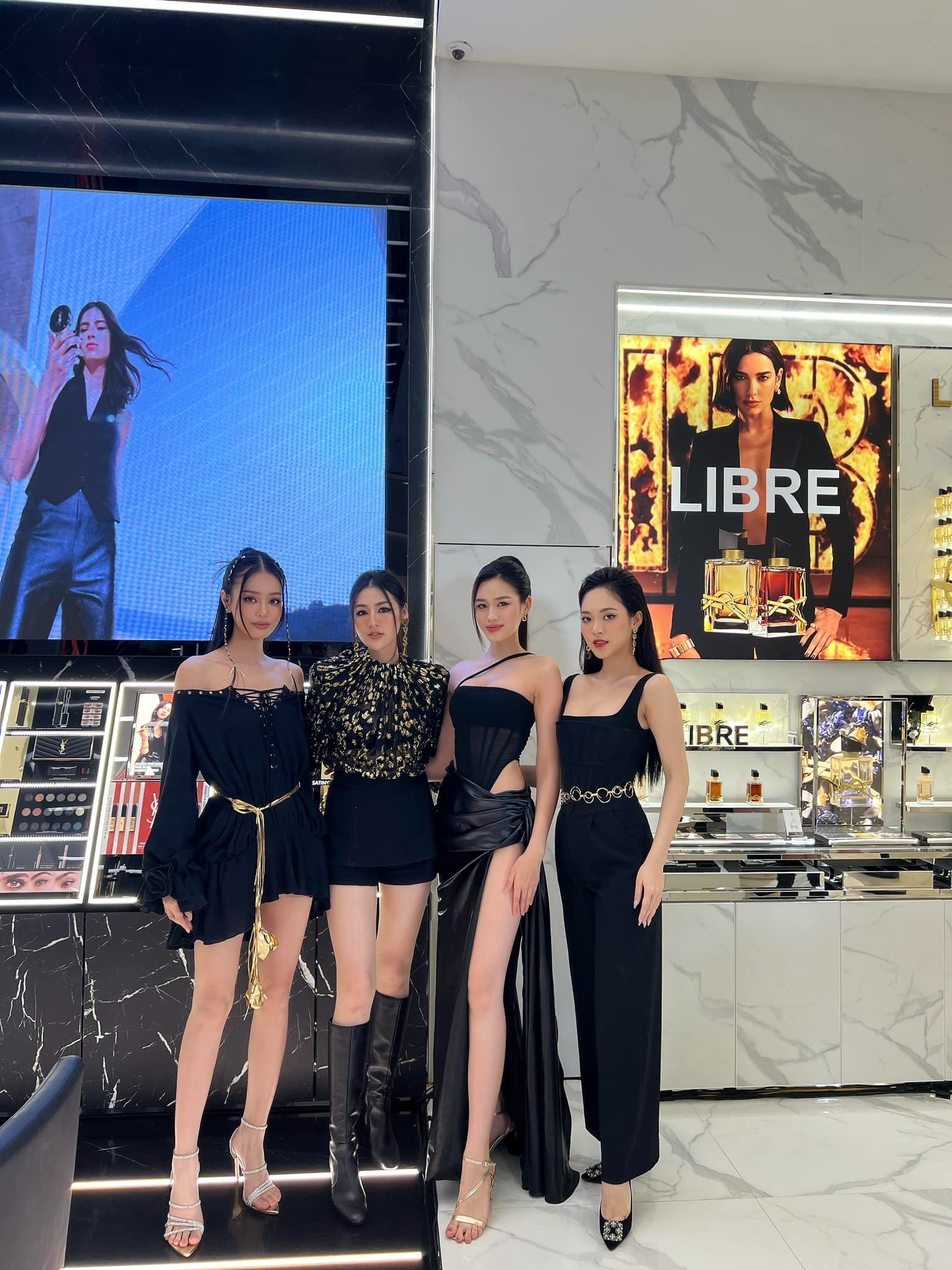 Đôi chân dài của Đỗ Thị Hà chiếm trọn spotlight. Ảnh: FBNV