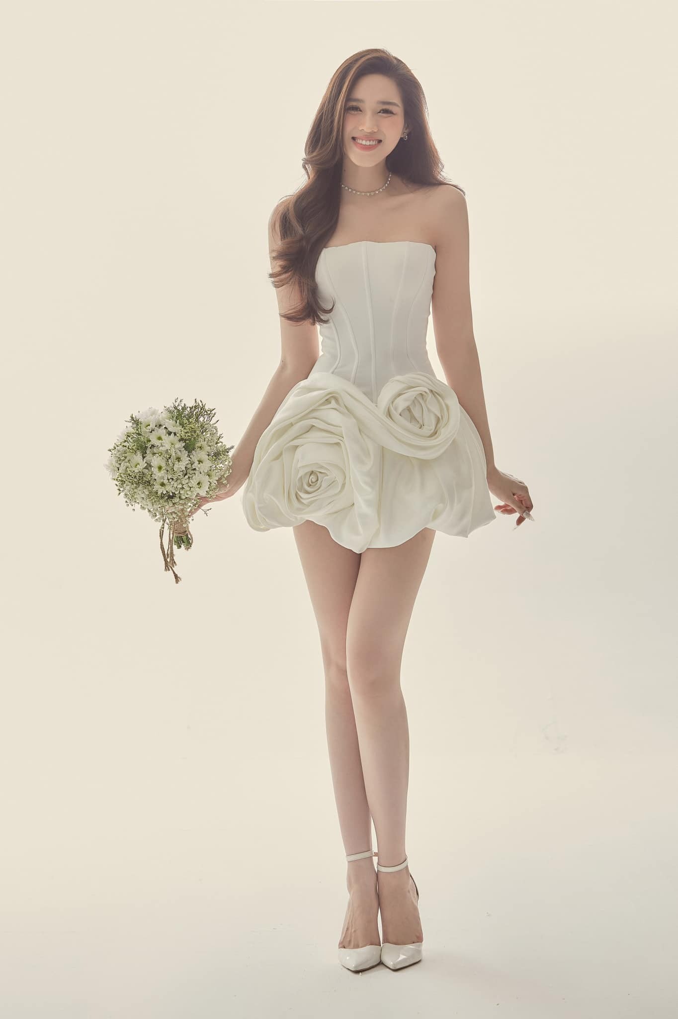 Đọ sắc bên dàn hậu Việt, Đỗ Thị Hà chiếm trọn spotlight với đôi chân cực phẩm - Ảnh 3