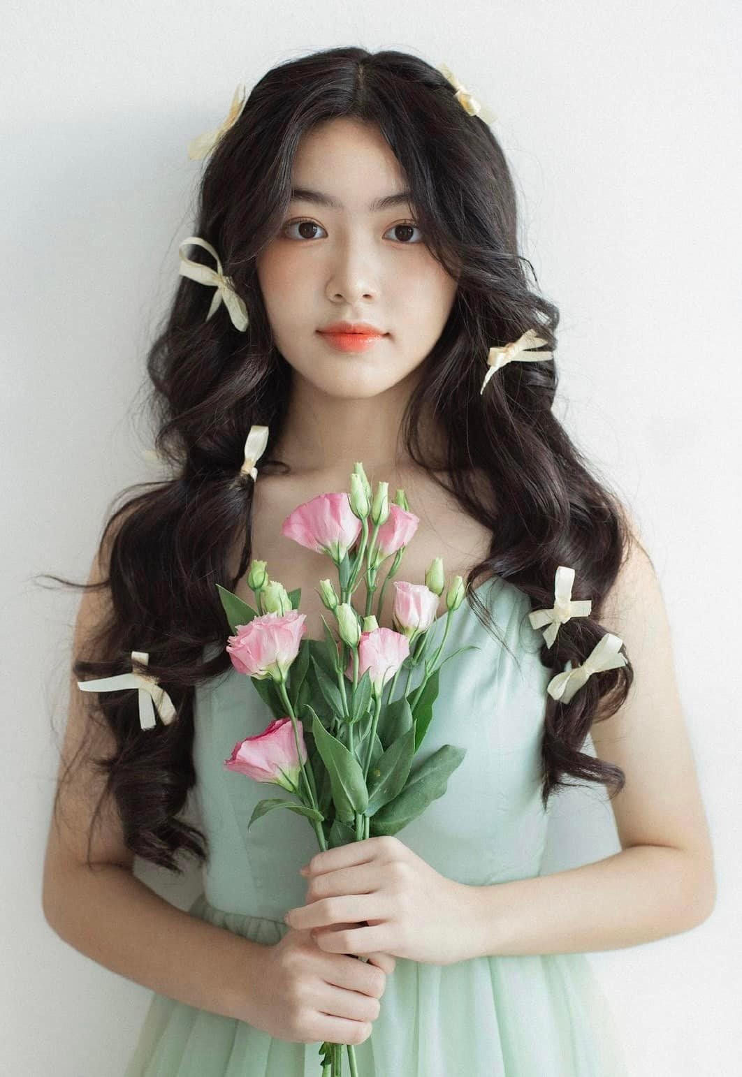 Con gái Quyền Linh sở hữu vẻ đẹp trong trẻo, đáng yêu. Ảnh: FBNV Con gái Quyền Linh sở hữu vẻ đẹp trong trẻo, đáng yêu. Ảnh: FBNV