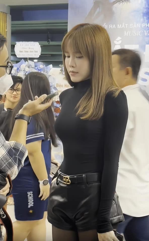 Nhan sắc và sắc vóc xinh đẹp của Thiều Bảo Trâm qua camera thường. Ảnh: Chụp màn hình Nhan sắc và sắc vóc xinh đẹp của Thiều Bảo Trâm qua camera thường. Ảnh: Chụp màn hình