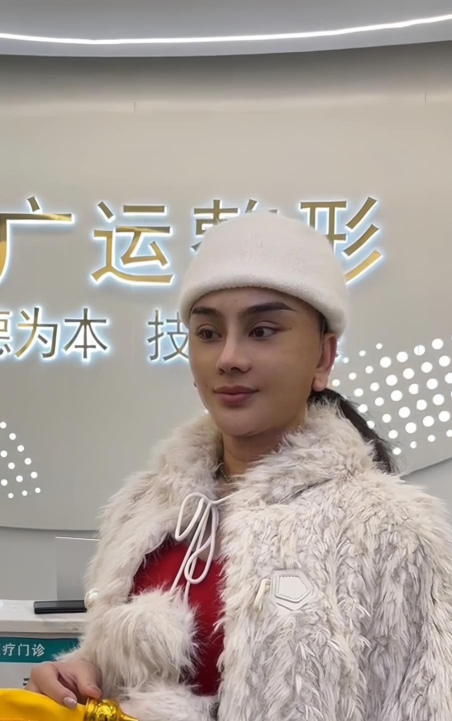 Hình ảnh của Lâm Khánh Chi hậu phẫu khiến cư dân mạng xôn xao. Ảnh: Internet