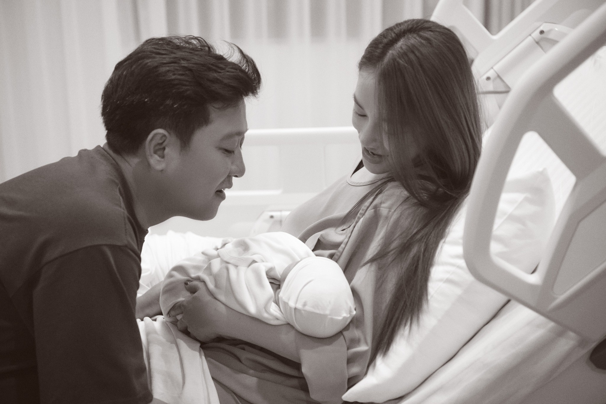 Nhã Phương sinh con thứ hai 'mẹ tròn con vuông' - Ảnh 1