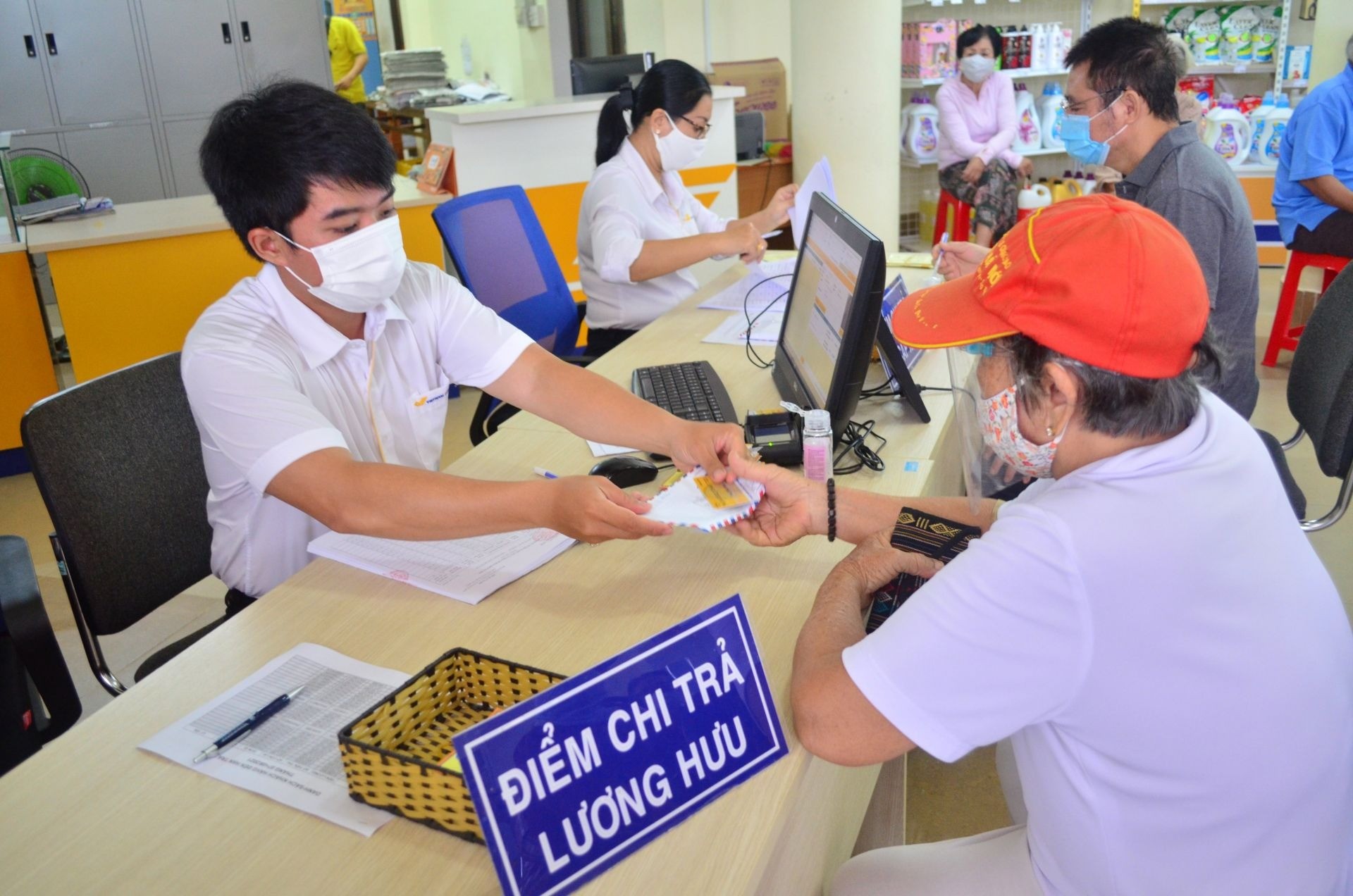 Điều cần biết về tuổi nghỉ hưu của người lao động trong năm 2024 - Ảnh 1 Điều cần biết về tuổi nghỉ hưu của người lao động trong năm 2024 - Ảnh 1