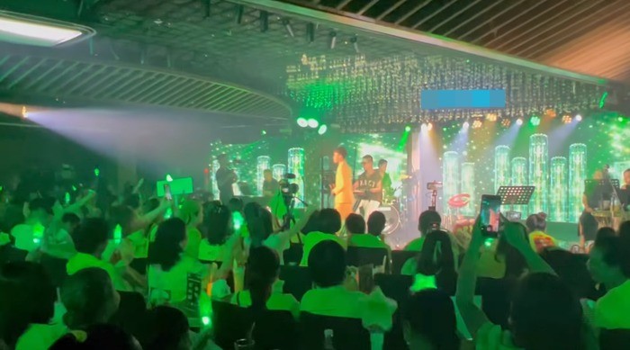 Show của Hồ Văn Cường chật kín khán giả. Ảnh: FB Show của Hồ Văn Cường chật kín khán giả. Ảnh: FB