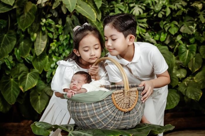 Anh cả, chị hai vô cùng yêu quý em út trong gia đình. Ảnh: FBNV Anh cả, chị hai vô cùng yêu quý em út trong gia đình. Ảnh: FBNV