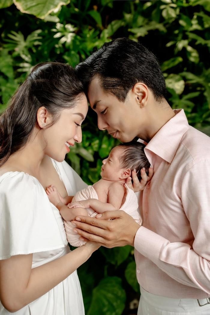 Khánh Thi khoe khoảnh khắc viên mãn của gia đình 5 thành viên - Ảnh 1 Khánh Thi khoe khoảnh khắc viên mãn của gia đình 5 thành viên - Ảnh 1