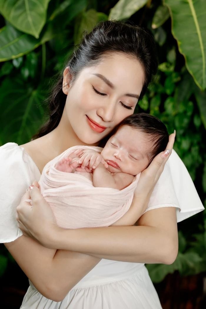 Khánh Thi khoe khoảnh khắc viên mãn của gia đình 5 thành viên - Ảnh 2 Khánh Thi khoe khoảnh khắc viên mãn của gia đình 5 thành viên - Ảnh 2