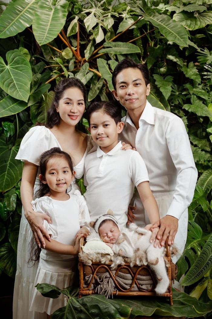Gia đình hạnh phúc của Khánh Thi. Ảnh: FBNV Gia đình hạnh phúc của Khánh Thi. Ảnh: FBNV