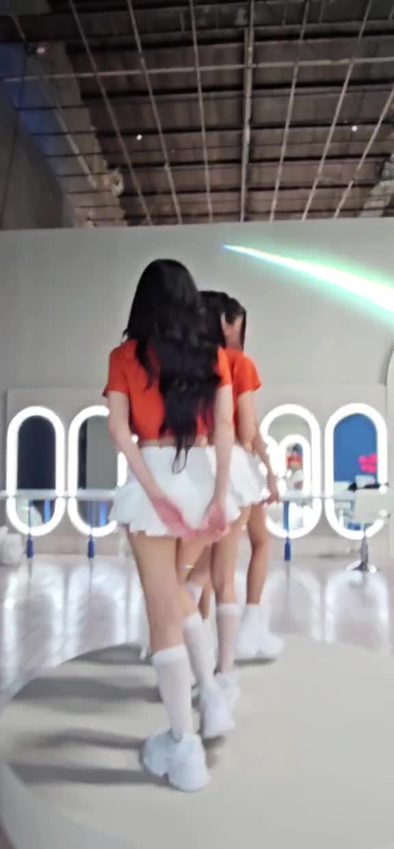 bat-trend-nhay-mua-ninh-duong-lan-ngoc-bi-lan-at-boi-mot-nu-ca-si-1697030722.mp4 bat-trend-nhay-mua-ninh-duong-lan-ngoc-bi-lan-at-boi-mot-nu-ca-si-1697030722.mp4