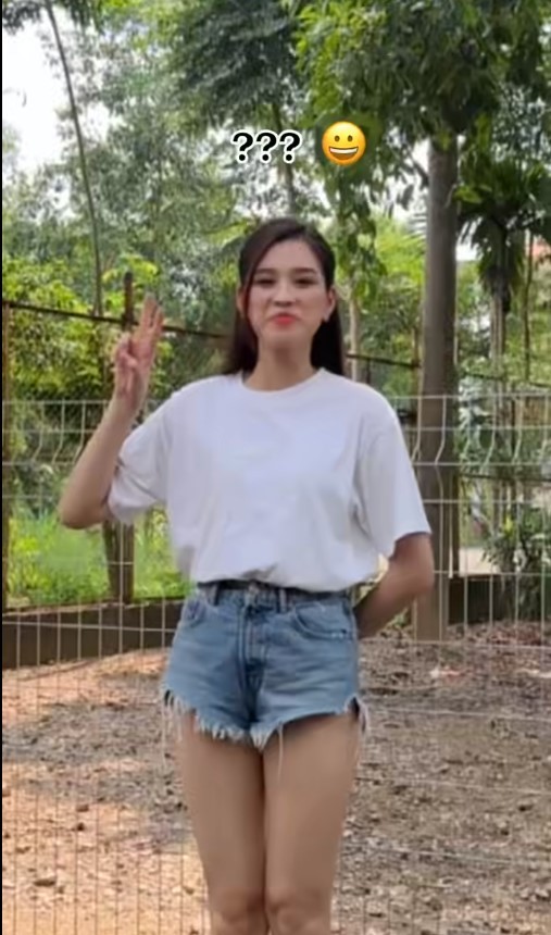 Đỗ Thị Hà tấu hài cực mạnh khi tung hậu trường đọ dáng với đà điểu - Ảnh 2 Đỗ Thị Hà tấu hài cực mạnh khi tung hậu trường đọ dáng với đà điểu - Ảnh 2