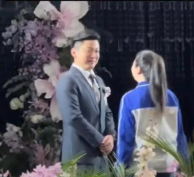 Cô dâu tiến vào lễ đường với trang phục học sinh. Ảnh: Chụp màn hình Cô dâu tiến vào lễ đường với trang phục học sinh. Ảnh: Chụp màn hình