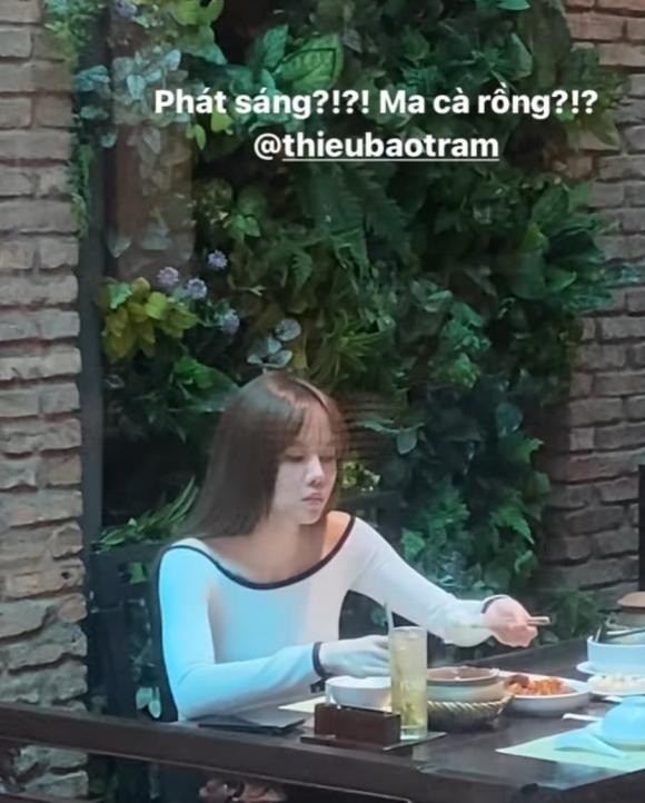 Người qua đường phải thốt lên khen ngợi trước nhan sắc ngoài đời của Thiều Bảo Trâm. Ảnh: Chụp màn hình Người qua đường phải thốt lên khen ngợi trước nhan sắc ngoài đời của Thiều Bảo Trâm. Ảnh: Chụp màn hình