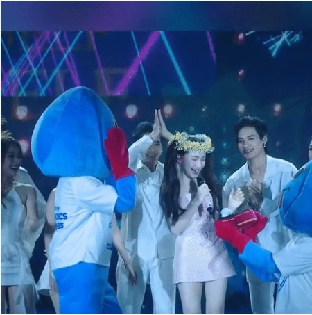 Hòa Minzy nhận được lời cầu hôn bất ngờ. Ảnh: Chụp màn hình Hòa Minzy nhận được lời cầu hôn bất ngờ. Ảnh: Chụp màn hình