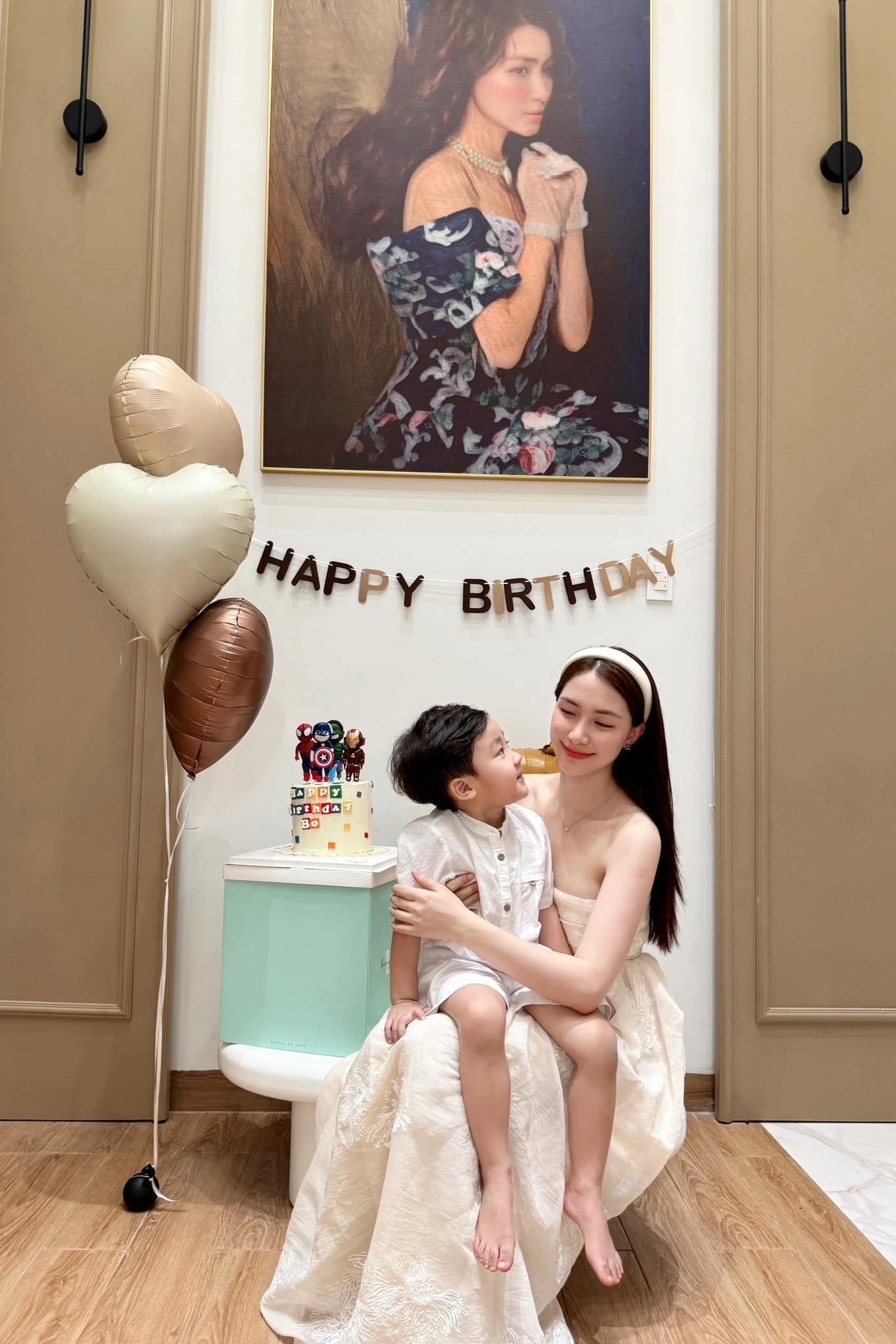 Hòa Minzy đang có cuộc sống hạnh phúc bên bé Bo. Ảnh: FBNV