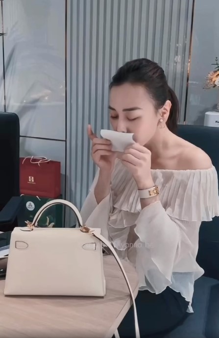 Phương Oanh hạnh phúc tiết lộ về tin vui. Ảnh: Chụp màn hình Phương Oanh hạnh phúc tiết lộ về tin vui. Ảnh: Chụp màn hình