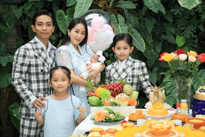 Gia đình hạnh phúc của Khánh Thi - Phan Hiển. Ảnh: FBNV Gia đình hạnh phúc của Khánh Thi - Phan Hiển. Ảnh: FBNV