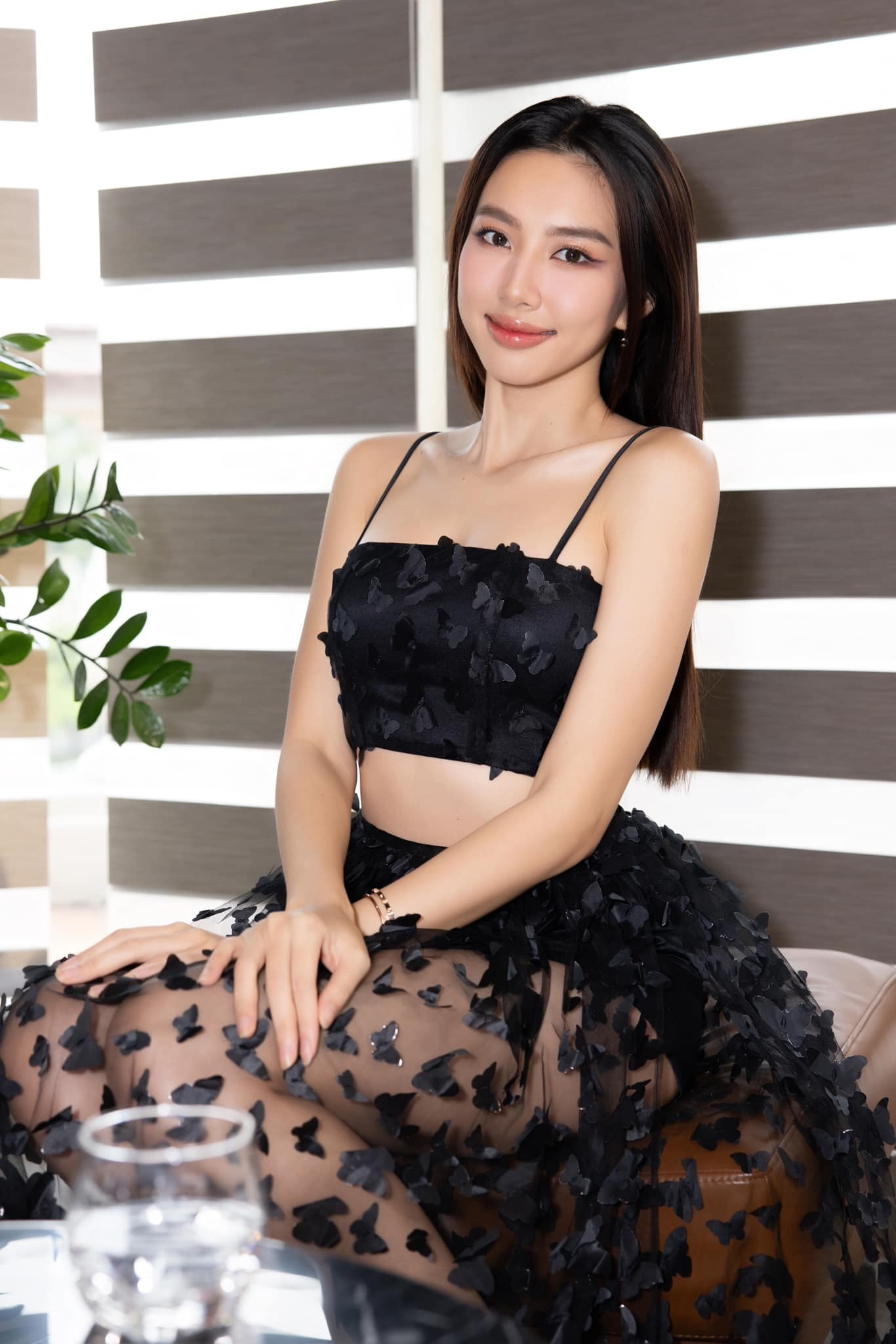 Thùy Tiên gây chú ý với hành động không đẹp chốn đông người - Ảnh 1