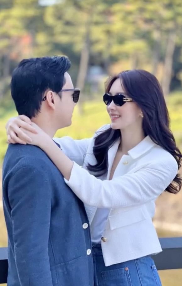 Vợ chồng Đặng Thu Thảo cực tình cảm. Ảnh: chụp màn hình Vợ chồng Đặng Thu Thảo cực tình cảm. Ảnh: chụp màn hình