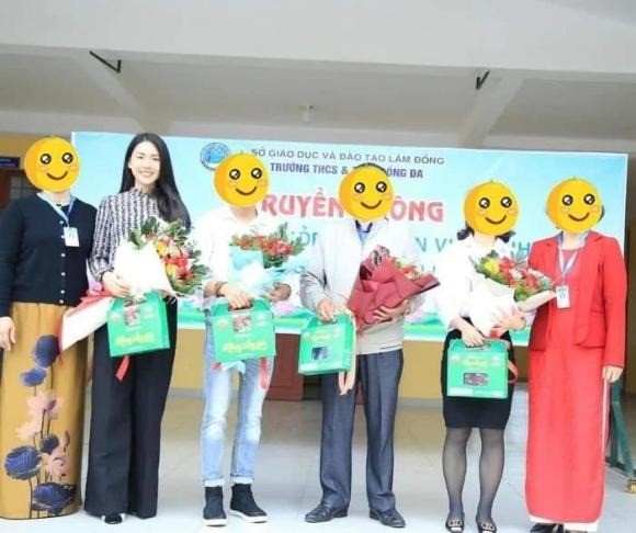 Sao Việt 23/10: Mỹ Tâm rơi nước mắt trong đêm nhạc, nghi vấn Bùi Quỳnh Hoa tái xuất chuẩn bị thi quốc tế - Ảnh 3 Sao Việt 23/10: Mỹ Tâm rơi nước mắt trong đêm nhạc, nghi vấn Bùi Quỳnh Hoa tái xuất chuẩn bị thi quốc tế - Ảnh 3