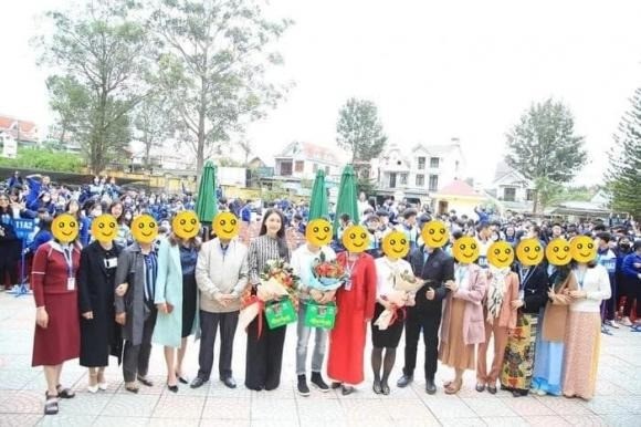 Xuất hiện hình ảnh Bùi Quỳnh Hoa đi từ thiện giữa ồn ào: Nghi vấn rục rịch thi quốc tế - Ảnh 1 Xuất hiện hình ảnh Bùi Quỳnh Hoa đi từ thiện giữa ồn ào: Nghi vấn rục rịch thi quốc tế - Ảnh 1