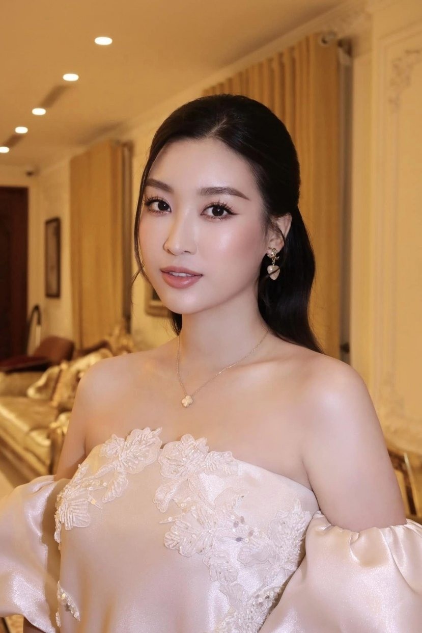 Nhan sắc Đỗ Mỹ Linh qua ống kính camera thường: Có đẹp như ảnh tự đăng? - Ảnh 1