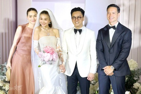 Ảnh Kim Lý và Hồ Ngọc Hà chụp chung với cô dâu chú rể tại đám cưới. Ảnh: Internet