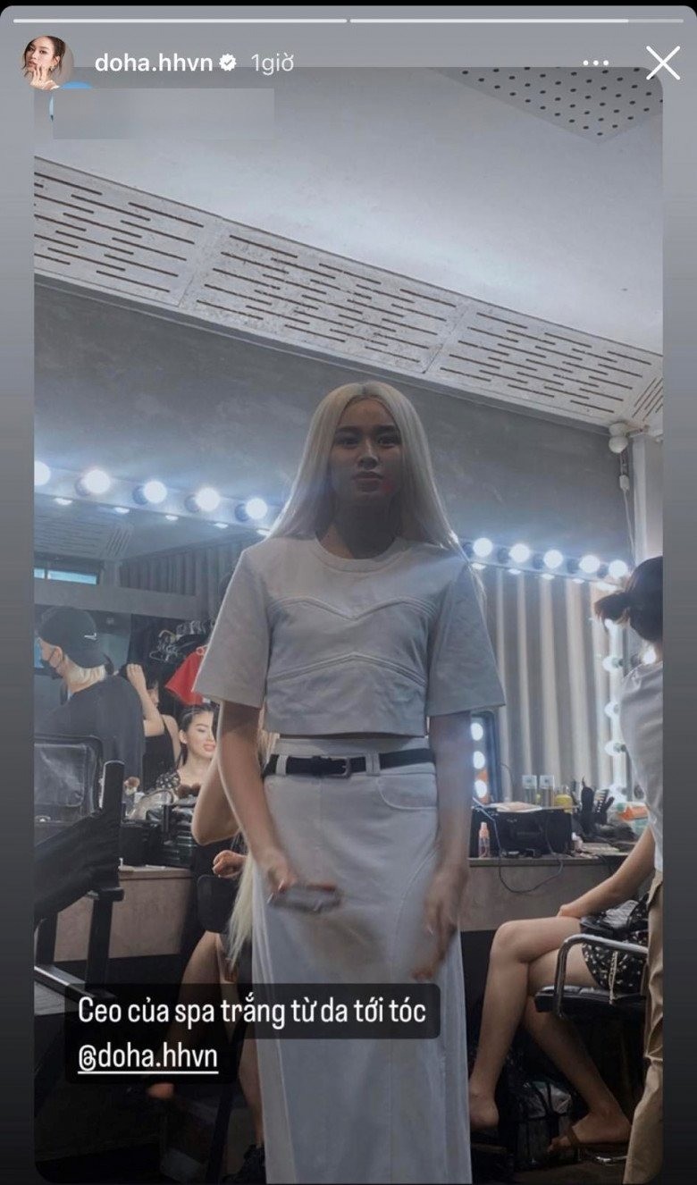Hình ảnh khác lạ của Đỗ Thị Hà trong mái tóc trắng. Ảnh: FBNV Hình ảnh khác lạ của Đỗ Thị Hà trong mái tóc trắng. Ảnh: FBNV