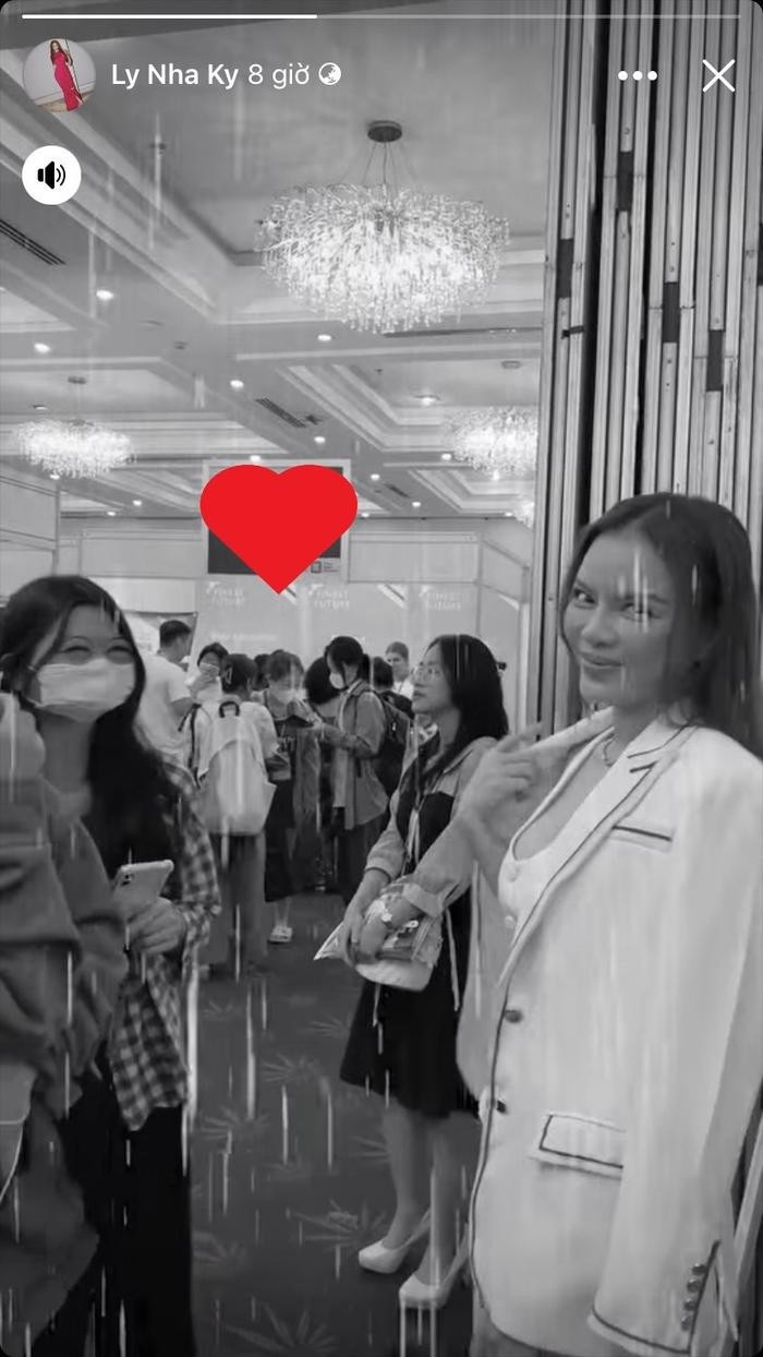 Lý Nhã Kỳ phản ứng khi được hỏi chuyện chồng con. Ảnh: FBNV Lý Nhã Kỳ phản ứng khi được hỏi chuyện chồng con. Ảnh: FBNV