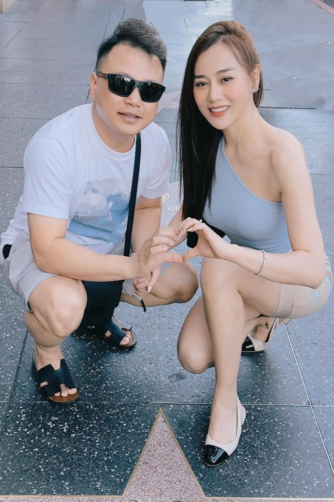 Shark Bình không ngại thể hiện tình cảm với vợ bầu Phương Oanh - Ảnh 1 Shark Bình không ngại thể hiện tình cảm với vợ bầu Phương Oanh - Ảnh 1