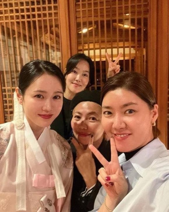 Son Ye Jin tươi tắn trong loạt ảnh mới, nhan sắc 'gái 1 con' khiến dân tình xốn xang - Ảnh 2