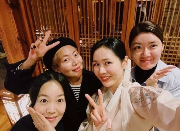 Son Ye Jin tươi tắn trong loạt ảnh mới, nhan sắc 'gái 1 con' khiến dân tình xốn xang - Ảnh 1