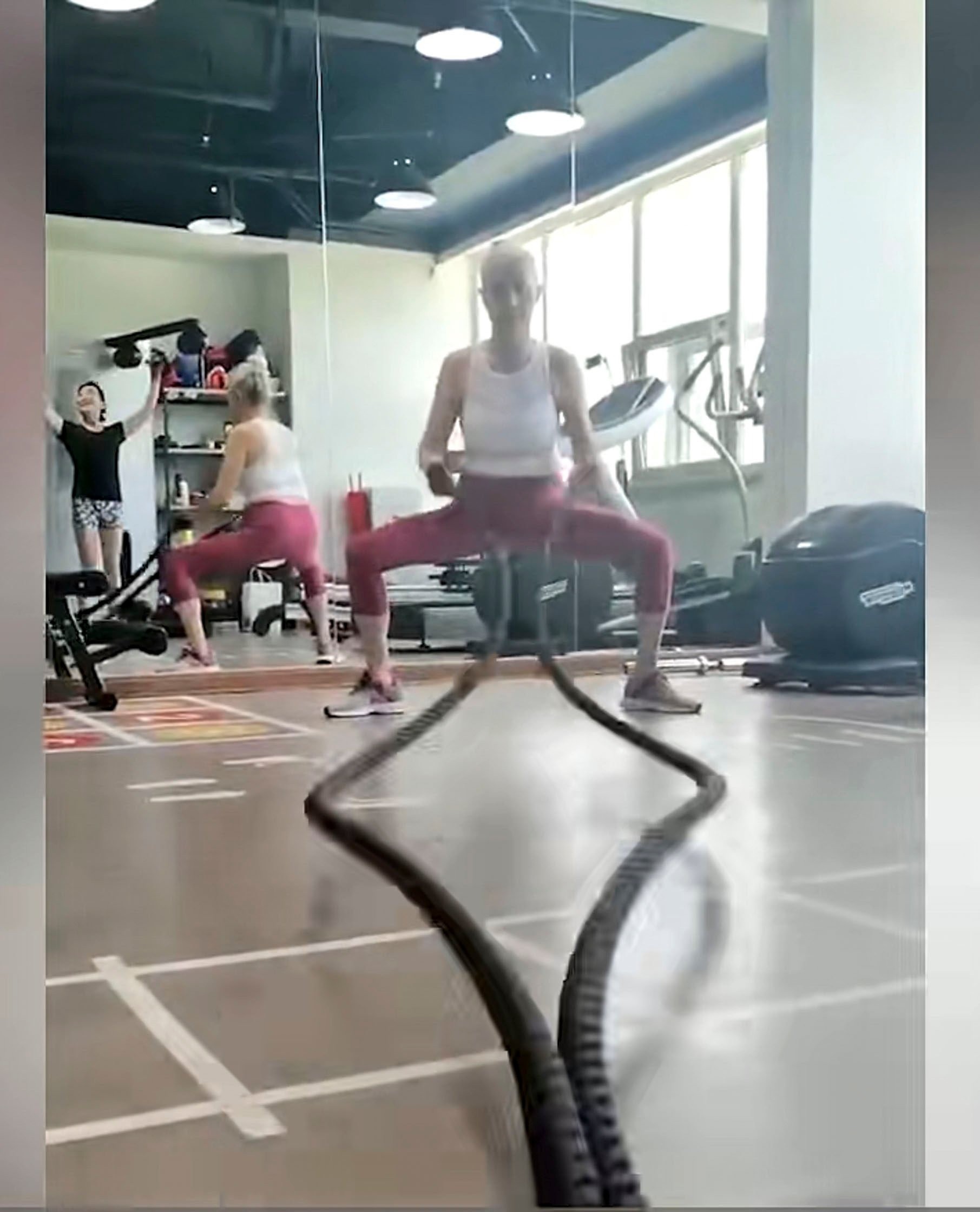 Bà Bai tập gym khi bước sang tuổi 60. Ảnh: Douyin