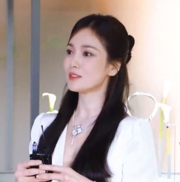 Song Hye Kyo đẹp xuất thần trong khoảnh khắc mới - Ảnh 2 Song Hye Kyo đẹp xuất thần trong khoảnh khắc mới - Ảnh 2