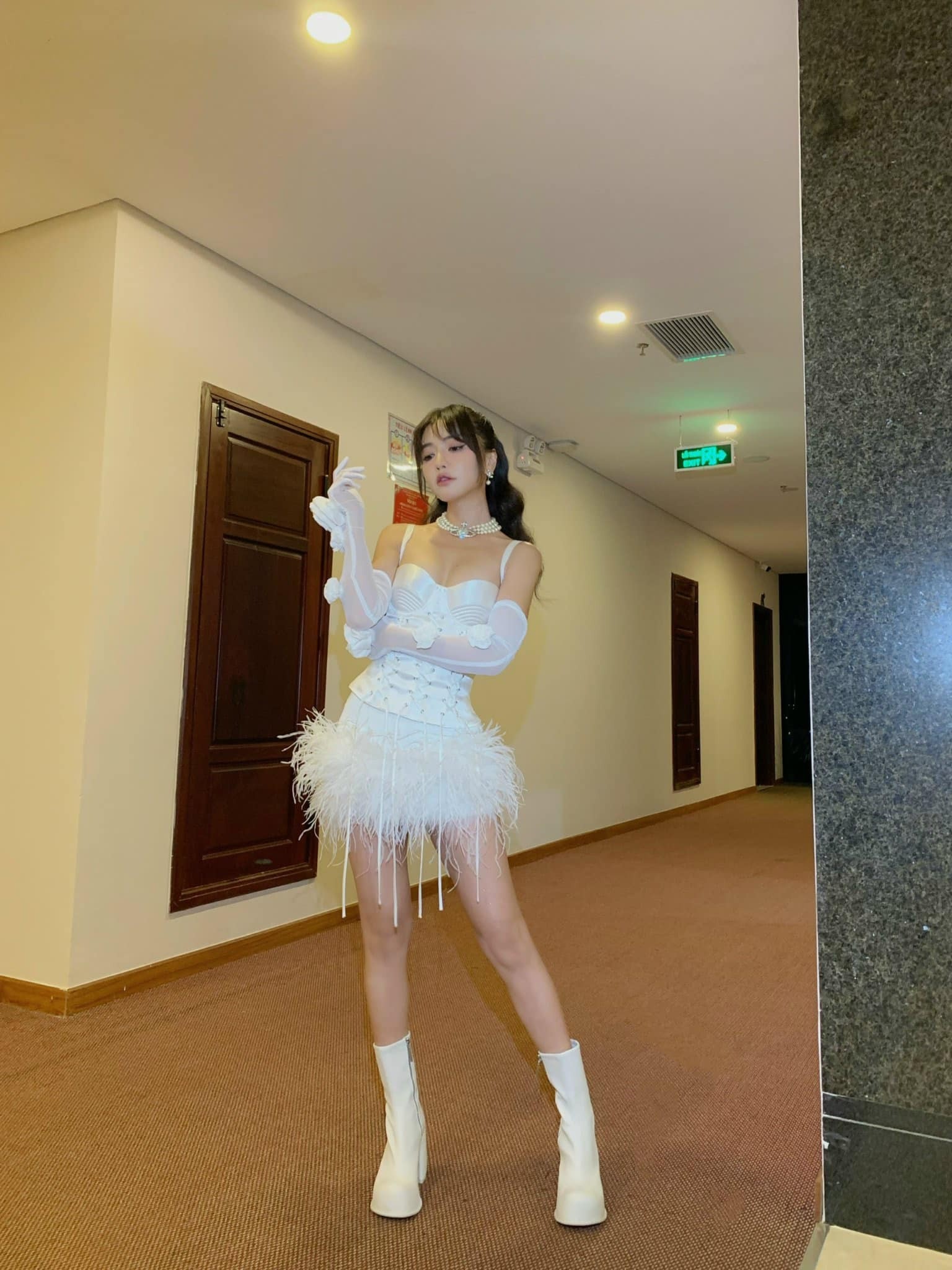 Ca sĩ Bích Phương xinh đẹp trong loạt ảnh mới, vô tình bị CDM phát hiện điểm 'bất ổn' - Ảnh 1