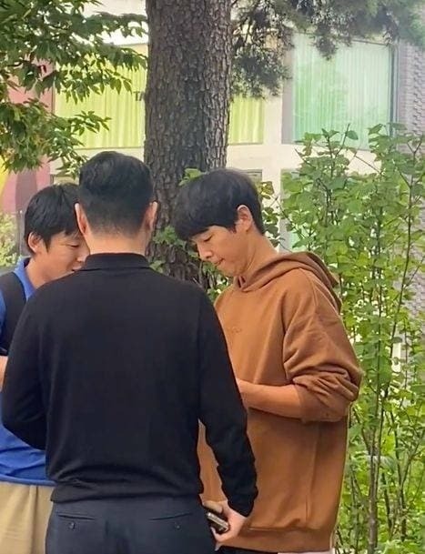 Song Joong Ki xuất hiện với diện mạo xuống dốc. Ảnh: Internet Song Joong Ki xuất hiện với diện mạo xuống dốc. Ảnh: Internet
