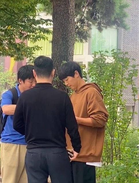 Song Joong Ki bị 'người qua đường' ghi lại khoảnh khắc ngoài đời khiến dân tình thất vọng - Ảnh 1 Song Joong Ki bị 'người qua đường' ghi lại khoảnh khắc ngoài đời khiến dân tình thất vọng - Ảnh 1