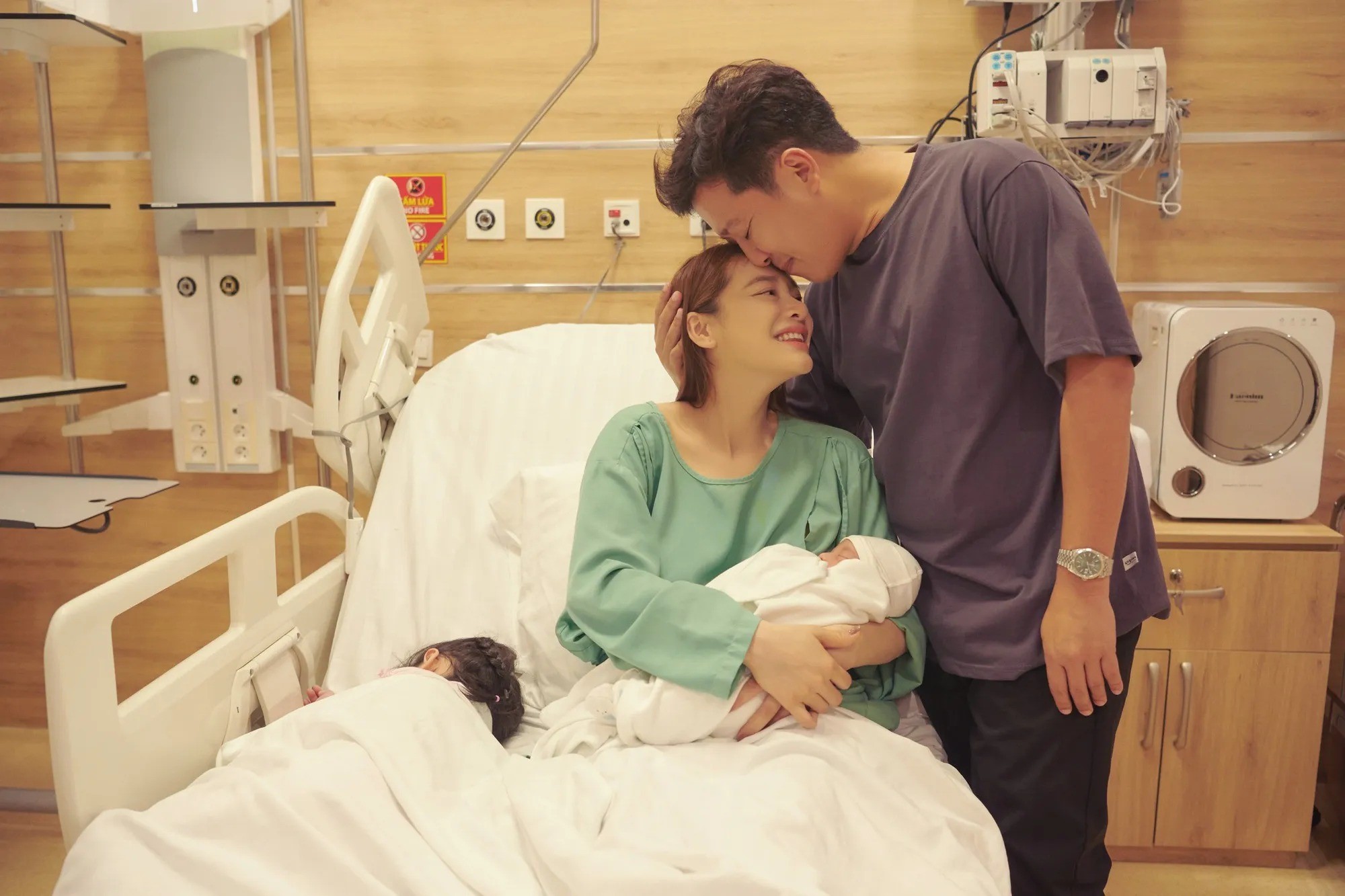 Gia đình Trường Giang và Nhã Phương vừa hạnh phúc chào đón thành viên mới. Ảnh: FBNV Gia đình Trường Giang và Nhã Phương vừa hạnh phúc chào đón thành viên mới. Ảnh: FBNV